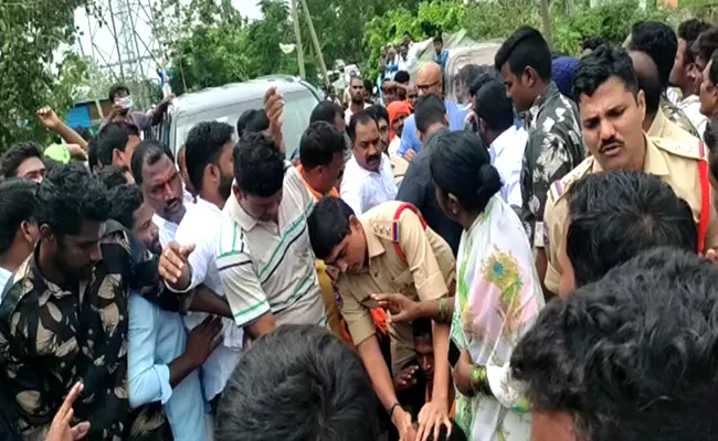 Attack On BJP MP Dharmapuri Arvind Convoy In Jagtial District - Sakshi