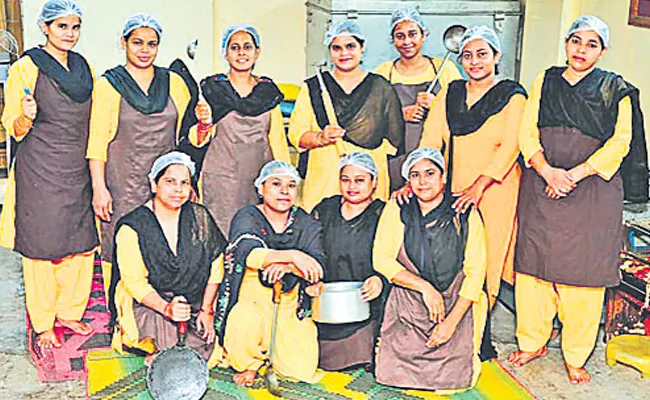 Delhi: Zaika E Nizamuddin 11 Women From Basti Lead Food Business - Sakshi