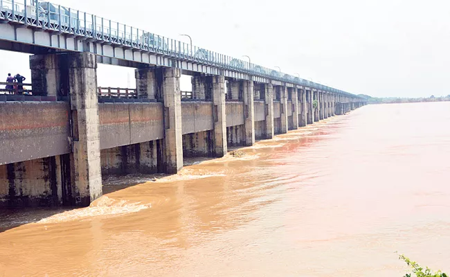 Godavari Flow Gradually Decreasing at Dhavaleshwaram Barrage - Sakshi