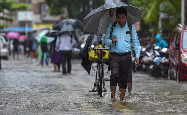 Mumbai On Alert For Heavy Rain Is Already Waterlogged - Sakshi