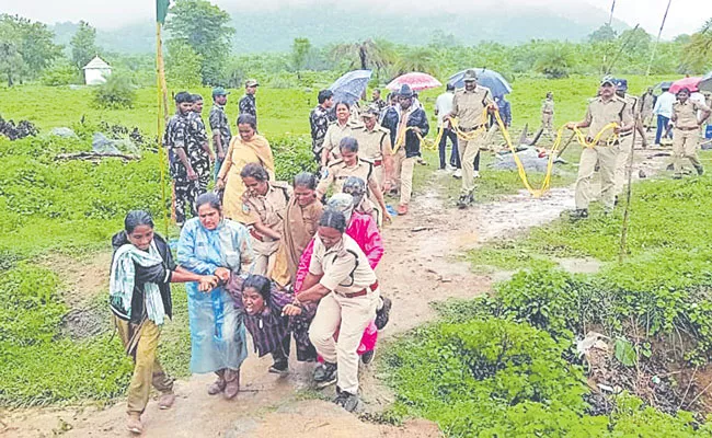 Clashes Between Forest Officials And Tribal People In Mancherial District - Sakshi