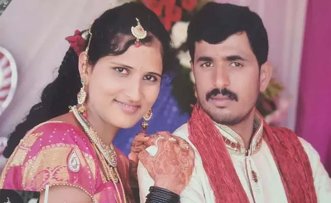 Karnataka Man Slit His Wifes Throat In Court After WithDrawing Divorce - Sakshi