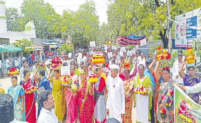 VRAs Protesting With Batukamma In Mahabubabad - Sakshi