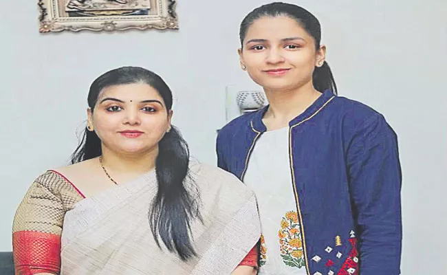 Table Tennis player Naina Jaiswal and her mother completes LLB course - Sakshi