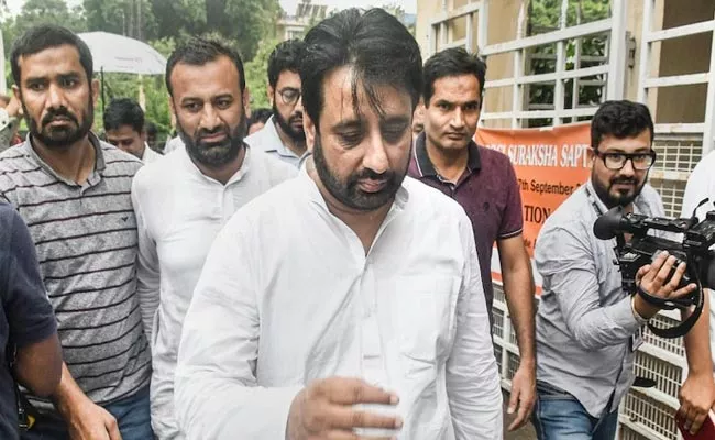 Illegal Weapons Rs 24 Lakh Cash Recovered From AAP MLA Amanatullah Khan Aides - Sakshi