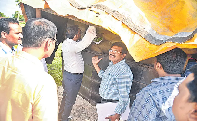 4 Trucks Illegally Transporting Ration Rice Seized In Karimnagar - Sakshi