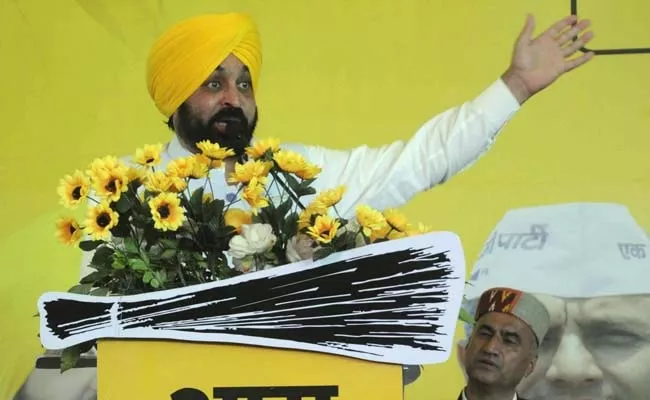 Chief Minister Bhagwant Mann Deplaned Because Heavily Drunk - Sakshi
