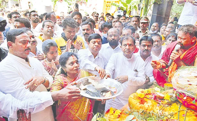 Governor Tamilisai Soundararajan Visited Khairatabad Ganesh For Puja - Sakshi