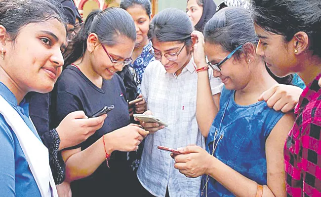 India to see record smartphone sales at 7. 7 billion dollers during festive season - Sakshi