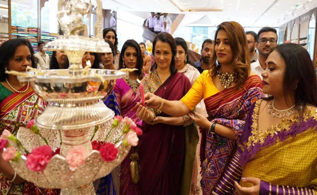 Amala Akkineni And Chiranjeevi Daughters Launch Kalamandir Showroom at Jubilee Hills - Sakshi