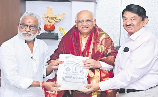 Gujarat CM assures TTD chairman for Srivari Temple - Sakshi