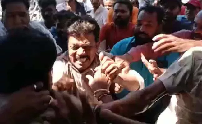 Group Of Sanitation Workers Allegedly Thrashed Husband Of BJP Corporator - Sakshi