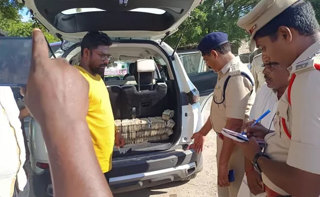 Munugode Bypoll: Police Seized 1 Crore At Chalmeda Check Post - Sakshi