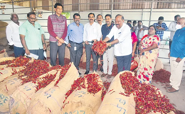 Kerala Team Visit Guntur Mirchi Yard Andhra Pradesh - Sakshi