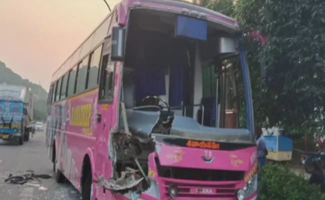 Baroda Women Cricket Team Bus Accident At Least 4 Injured Visakhapatnam - Sakshi