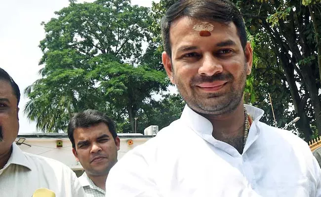 Lalu Yadavs Son Tej Pratap Yadav Outburst Meeting Slams Party Leader - Sakshi