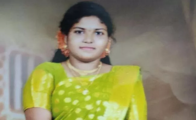 Young Woman Missing In Visakhapatnam - Sakshi