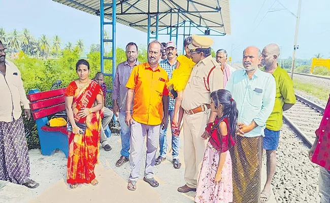 Trackman who saved three lives from suicide at Railway track - Sakshi
