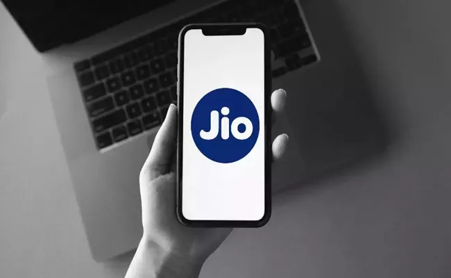 Jio Proposes To Deposit Rs 3,720 Crore To Acquire Rcom Tower, Fibre Assets - Sakshi