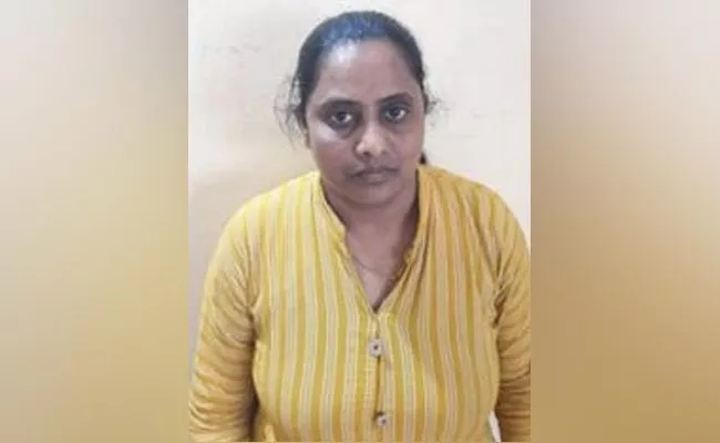 Woman Honeytrapped Old Man At Karnataka Due To Money Issue - Sakshi