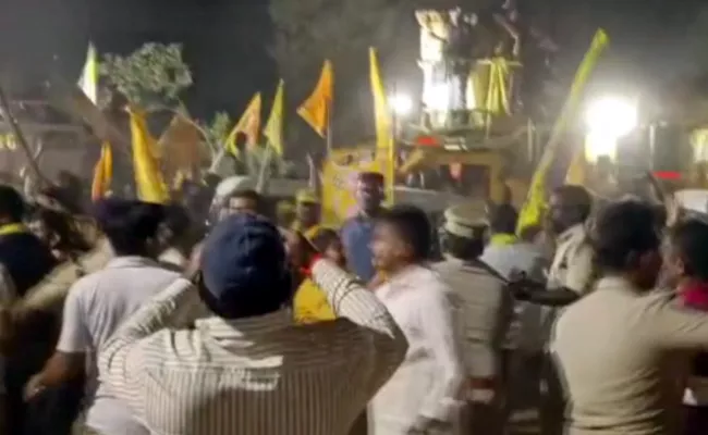 TDP Clash Leaders In Chandrababu Meeting At Ponnur Guntur District - Sakshi