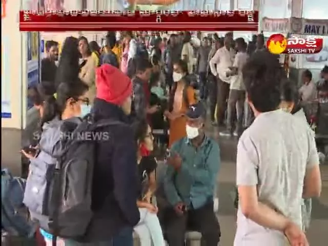 Huge Rush At Railway Stations and Bus stands In Telugu States For Sankranthi Festival