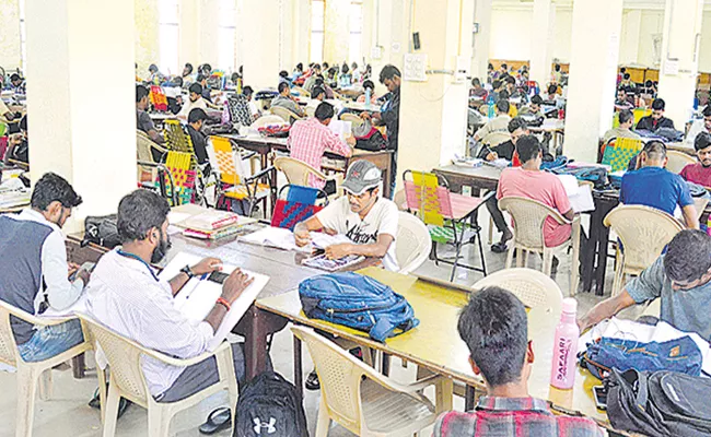 Telangana Youth Preparing For Govt Jobs Training In Institutes - Sakshi