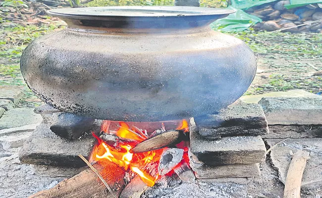 28 Crore Households Using Cooking On Firewood In India - Sakshi