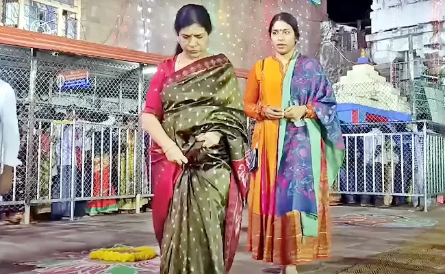 Chiranjeevi Wife Surekha and Daughter Sushmita Visits Srisailam Temple - Sakshi