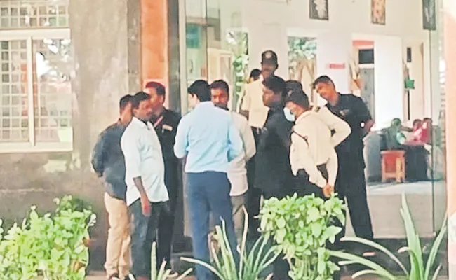 Parents of medical students Protest at Narayana Medical College - Sakshi