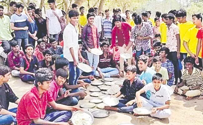 Mahatma Jyotiba Phule Gurukula students dharna  - Sakshi