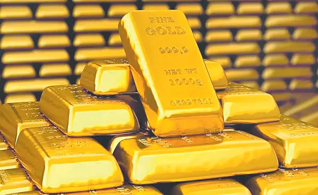 Gold prices dip from 2000 Dollers, banking crisis in focus - Sakshi