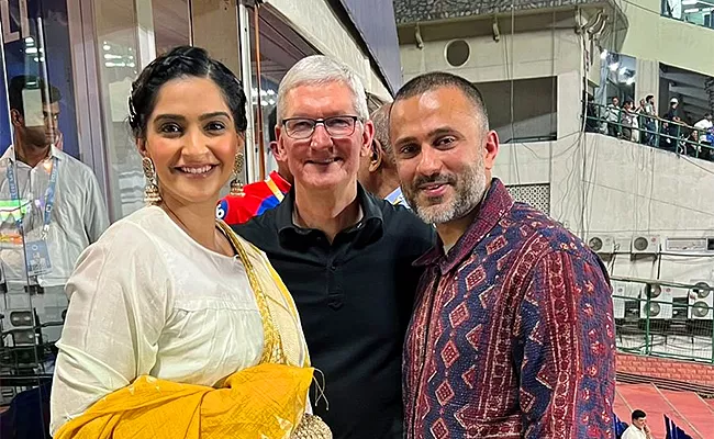 Apple CEO Tim Cook, Sonam Kapoor spotted at Arun Jaitley Stadium  - Sakshi