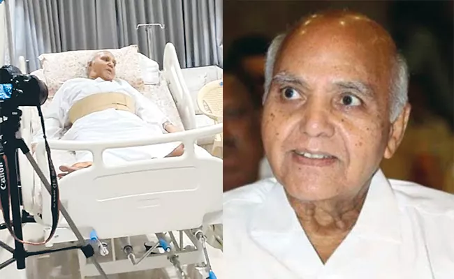 Eenadu Crying Stories On Ramoji Rao Photo On Bed - Sakshi