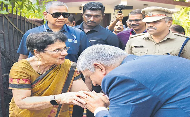 Vice-President Jagdeep Dhankhar met his school teacher Ms Ratna Nair - Sakshi