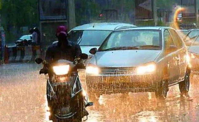 Rain In Hyderabad at Mid Night GHMC Alert On Heavy Rains - Sakshi
