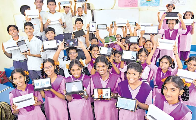 Another 6 lakh tabs for students - Sakshi