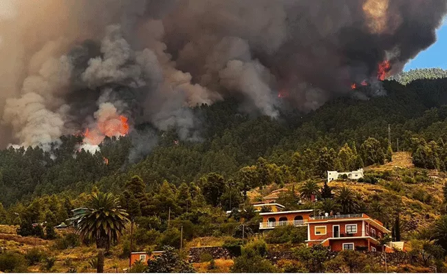 Spain Canary Island Wildfire Rages Out Of Control Over 2000 People Evacuated - Sakshi