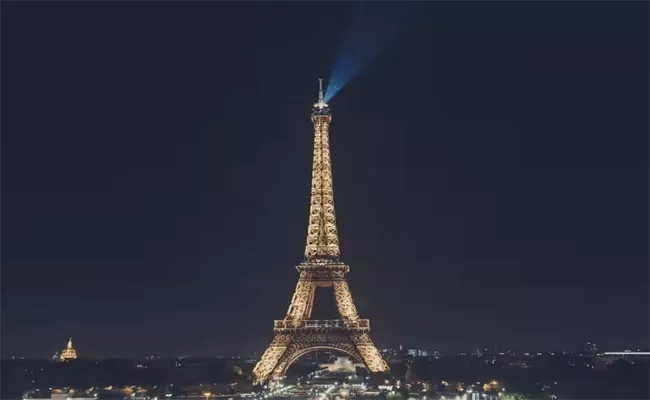 it is illegal to photograph the eiffel tower at night - Sakshi