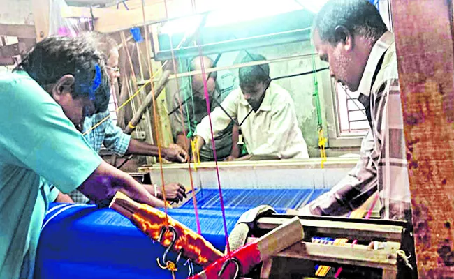 Making sarees according to the new trend - Sakshi