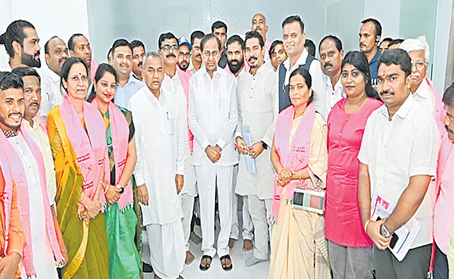 Former army officers joined BRS in the presence of KCR - Sakshi