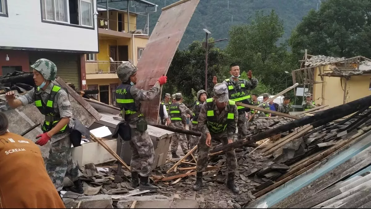 Earthquake In Eastern China Knocks Down Houses And Many Injured  - Sakshi