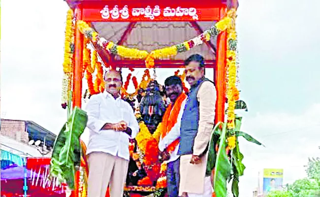 Valmiki idol unveiling in Rajampet - Sakshi