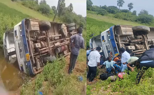 RTC Express But Accident At Yadadri Addagudur - Sakshi