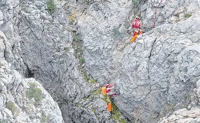 Rescuers race to save ill US cave explorer trapped 3000 feet underground - Sakshi