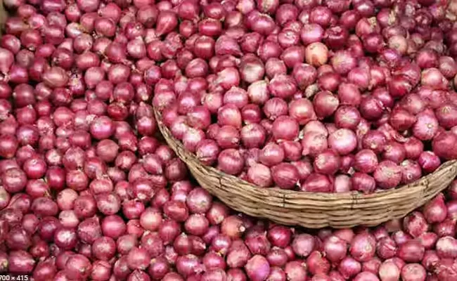 Onion price touches Rs 70kg, to rise further - Sakshi