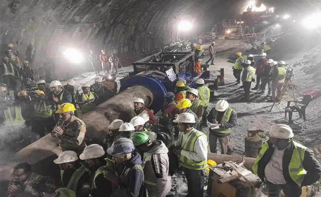 Tunnel Crash: Rescue team begins operation to insert 6-inch diameter pipe inside tunnel - Sakshi