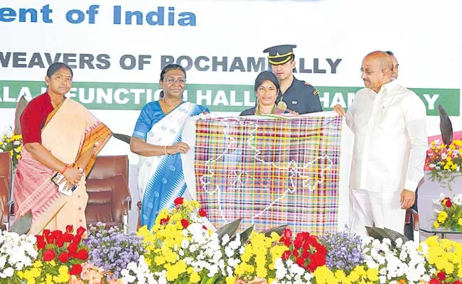 President Draupadi Murmu in Bhudanpochampally - Sakshi