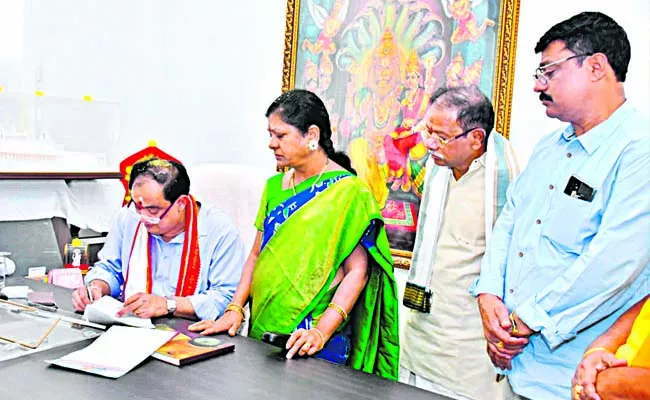 Yadadri temple EO Geetha Reddy resigns - Sakshi