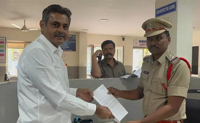 Konda Vishweshwar Reddy Filed Police Complaint Against Ranjith Reddy - Sakshi